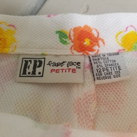 12p white shorts with bright flowers - Picture 6 of 10